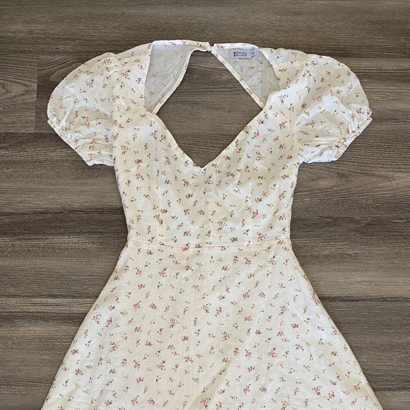 Urban Outfitters Dresses & Skirts - Flattering white floral dress with back cutout 👗